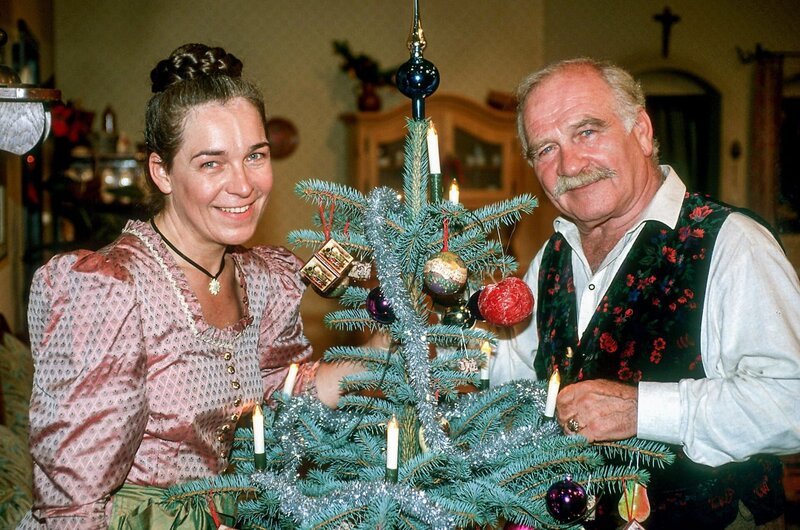 Opa Stangl (Peter Steiner) und Gerdi (Gerda Steiner) am Weihanchtsbaum der Familie Stangl. – Bild: ORF/​RTL