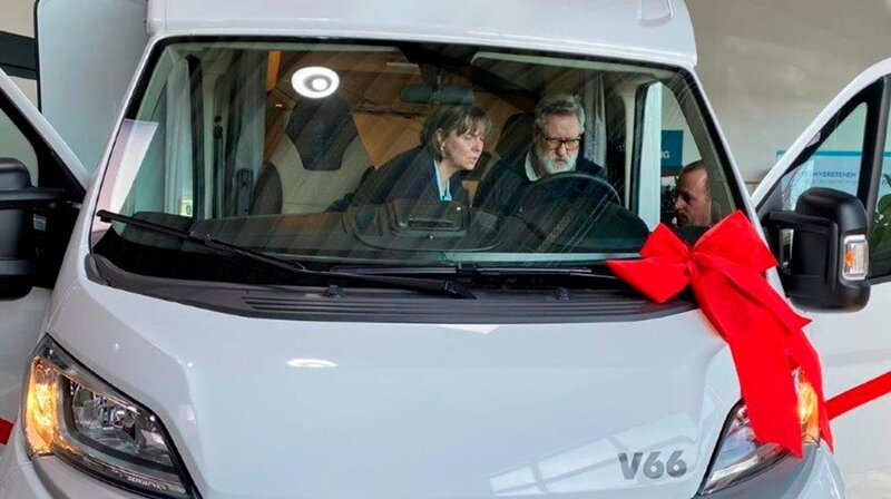 Petra Tenten-Erbslöh (62) und Rüdiger Erbslöh (63) in ihrem neuen Reisemobil. – Bild: WDR/​sagamedia
