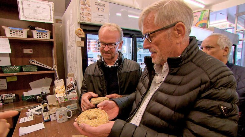 In einer berühmten Bagelbäckerei lassen sich Hermann und Heinz zeigen, wie die kanadischen Bagel gemacht werden. – Bild: SWR/​Fandango