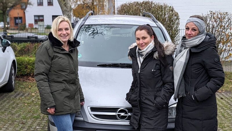 Die alleinerziehende Mutter Tanja (mi.) aus Schleswig benötigt dringend ein neues Auto. Für die Arztbesuche ihrer Mutter und ihres Sohnes Leif legt sie im Monat mehr als 900 Kilometer mit dem Auto zurück. – Bild: RTL Zwei