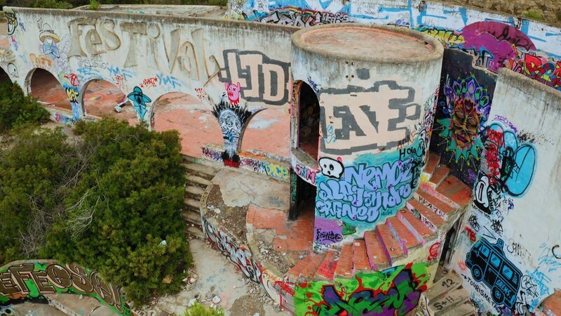 Die Ruinen des legendären Festival-Clubs in Ibiza ist heute ein Treffpunkt für Graffiti-Künstler aus aller Welt. – Bild: Beyond Entertainment Limited/​WeltN24 GmbH/​Axel Springer Deutschland GmbH