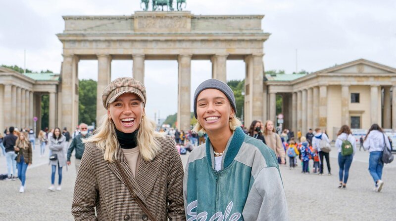 Am Brandenburger Tor startet Lisas und Lenas Zeitreise in die Geschichte der DDR. – Bild: SWR/​tvision