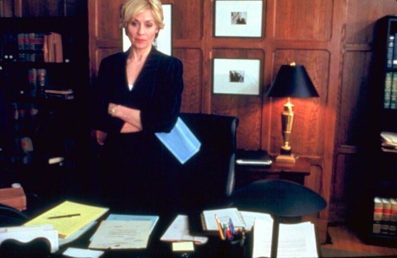 Elizabeth Donnelly (Judith Light) ist Bürochefin der Special Victims Unit. – Bild: TVNOW