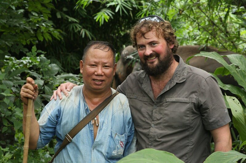 Dr. Paul O’Donoghue ist in Thailand, um sich mit Elefantenexperten in einem einzigartigen Krankenhaus um die sanften Riesen der Natur zu kümmern. – Bild: TVNOW/​ © Maverick TV & all3media international