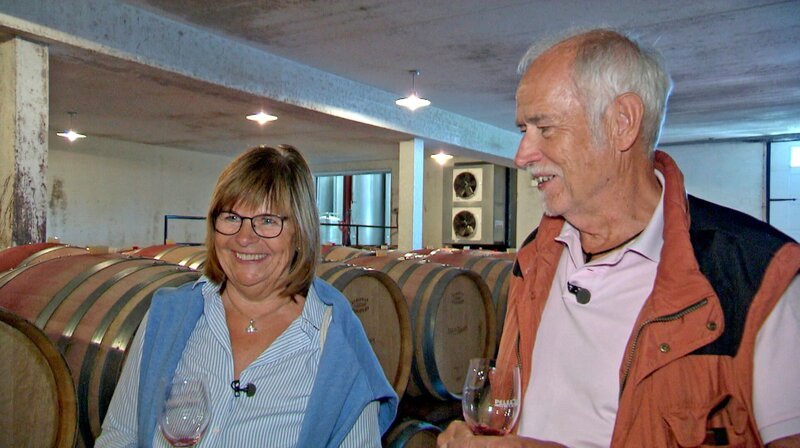 Petra und Jürgen testen Weine des größten Weinguts Kanadas im Bezirk Essex. – Bild: SWR/​Fandango