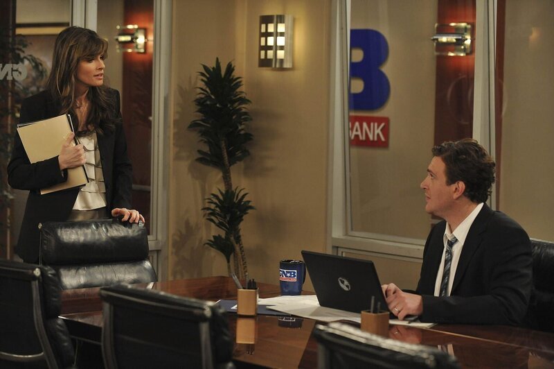 Sind seit kurzen Kollegen: Jenkins (Amanda Peet, l.) und Marshall (Jason Segel, r.) … – Bild: Warner TV Comedy