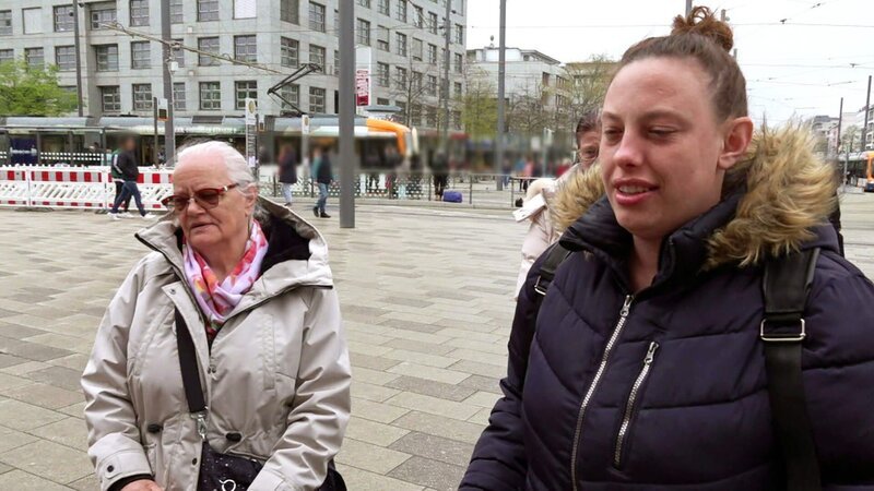 Bei Janine ist Abschied angesagt. Oma Karin (re,) fährt nach ihrem zehntägigen Besuch in Mannheim nach Berlin zurück, obwohl die Familie die 83-Jährige gern noch länger dabehalten würde. – Bild: RTL Zwei