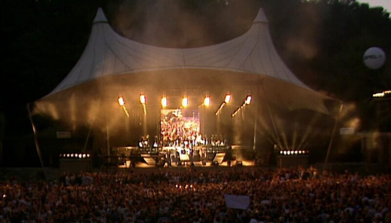 Im Juni 1999 feiern die Puhdys in der Berliner Waldbühne (Foto) ihr 30jähriges Jubiläum. 22.000 Fans sind dabei. Ein unvergessener Abend. Das rbb Fernsehen zeigt das legendäre Konzert. – Bild: rbb