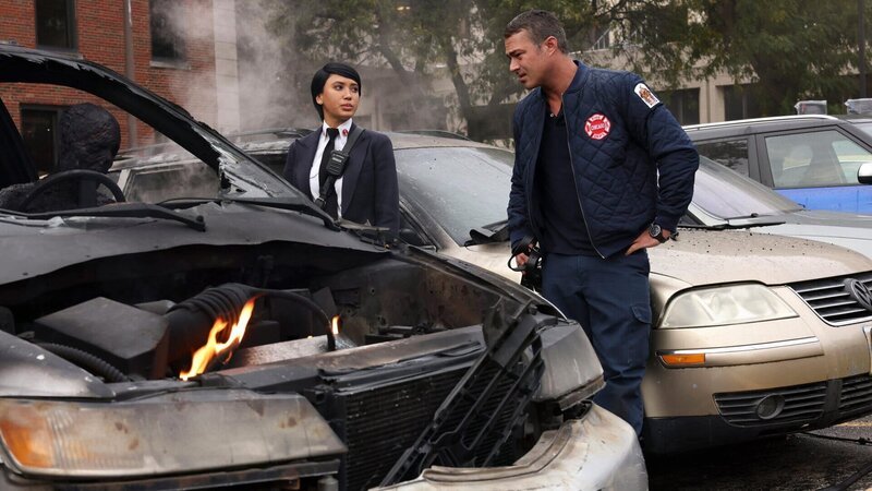Das Auto ist ausgebrannt: Andy Allo als Seager, Taylor Kinney als Kelly Severide – Bild: SRF/​NBC Universal