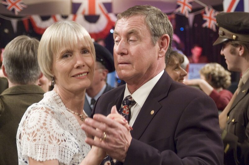 Joyce (Jane Wymark) ist glücklich, wieder einmal mit ihrem Tom (John Nettles) zu tanzen, auch wenn der den Ball nur eines Falles wegen besucht. – Bild: ZDF und Mark Bourdillon./​Mark Bourdillon