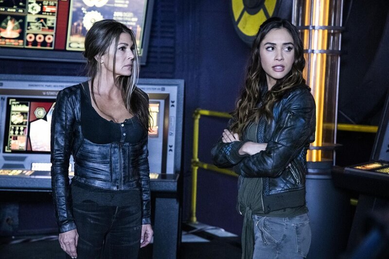 Dr. Abigail Griffin (Paige Turco, l.); Raven Reyes (Lindsey Morgan, r.) – Bild: 2019 The CW Network, LLC. All rights reserved /​ Jack Rowand Lizenzbild frei