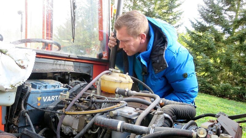 Experte Otto Schulte beim Versuch den Traktor zu reparierenExperte Otto Schulte beim Versuch den Traktor zu reparieren – Bild: RTL Zwei