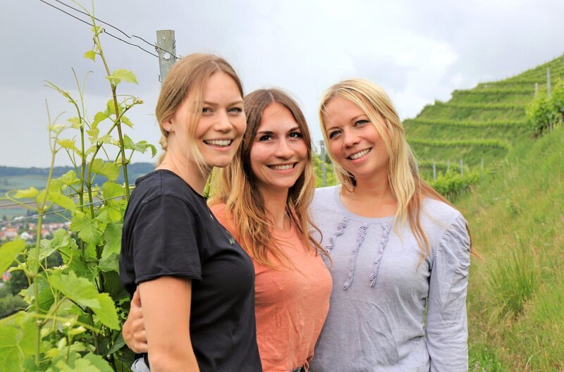 Beates Töchter (v. l. n. r.) Desirée, Isabell und Lisa wollen das Weingut weiterführen. – Bild: SWR/​megaherz