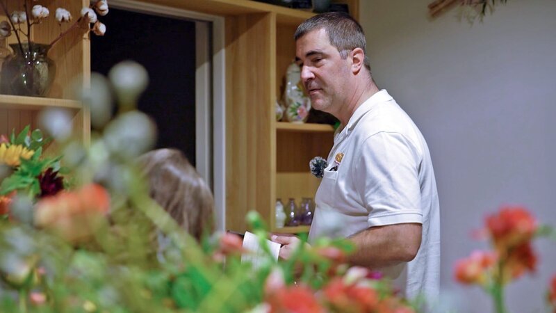 In Frankfurt hilft Notfallsanitäter Chris einer Floristin mit Atemnot – Bild: RTL Zwei