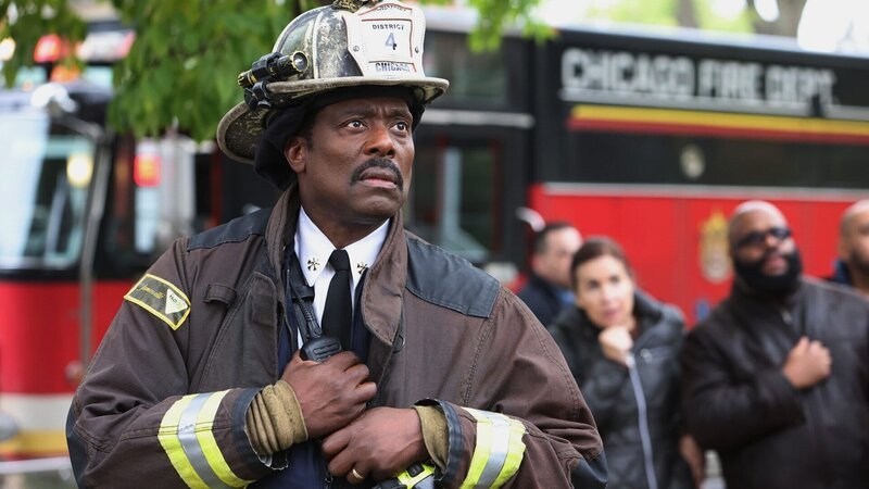 Chicago Fire Staffel 10 Folge 8 Er muss den Überblick wahren: Eamonn Walker als Chief Wallace Boden – Bild: SRF/​NBC Universal