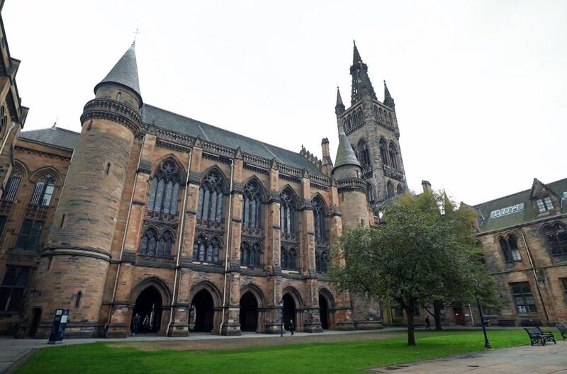In Glasgow vermitteln die Universität und das Kelvingrove Art Museum einen Teil der schottischen Kultur. – Bild: Elephant Doc /​ In Glasgow vermitteln die Universität und das Kelvingrove Art Museum einen Teil der schottischen Kultur.