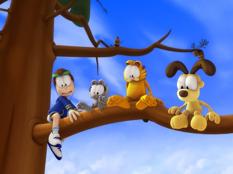 Garfield klettert auf einen Baum. Leider traut er sich aber nicht mehr runter. Im Laufe der Zeit bekommt er Gesellschaft von Odie, Nermal, Jon und einem Feuerwehrmann. – Bild: KiKA