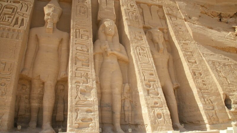 Die Statue von Königin Nefertari vor dem Tempel von Abu Simbel ist beinahe so groß, wie die ihres Gemahls Ramses II. links und rechts von ihr. Ein Zeichen für die weitgehende Gleichstellung Nefertaris. – Bild: ZDF und Windfall Films./​Windfall Films