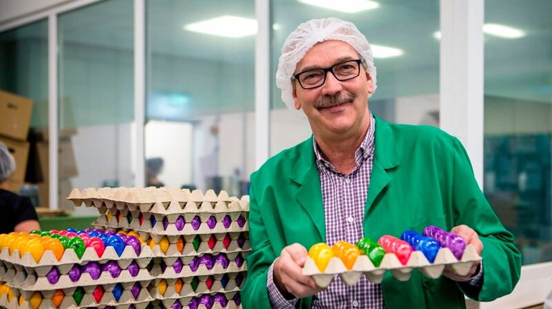 Rund um die Uhr wird in der Fabrik zu Oster gefärbt: 40.000 Eier in der Stunde. – Bild: NDR/​jumpmedienTV GmbH/​Waden GmbH Prinzhöfte