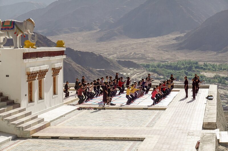 Drukpa Nonnen bei einer Kung-Fu-Stunde für Mädchen aus Leh, Ladakh und Dörfern in der Umgebung. – Bild: BR/​ORF/​Alexander W. Rauscher/​Alexander W. Rauscher