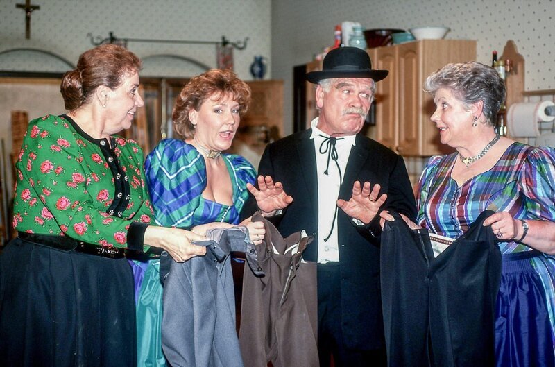 Erna (Erna Wassmer), Leni (Gerda Steiner-Paltzer) und Silvie (Petra Auer) versuchen Opa Stangl (Peter Steiner) zu überreden, seinen guten Anzug anzuziehen. – Bild: ORF/​RTL