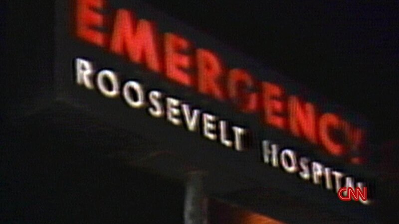 Schwer verwundet wird John Lennon ins Roosevelt General Hospital gebracht, wo er am 08.12.1980 um 23:07 seinen Schussverletzungen erliegt. – Bild: RTL/​Scott Free Productions 2014