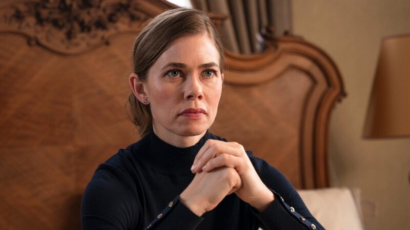 Kajsa (Birgitte Hjort Sørensen) ist die Alleinerbin des dubiosen Großgrundbesitzters Corfitzen. – Bild: ZDF und Mike Kollöffel.