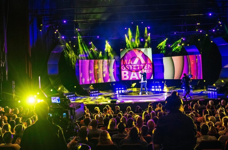 Kabarettist Maxi Gstettenbauer mit seinem Programm „Next Level“. – Bild: WDR/​Ben Knabe