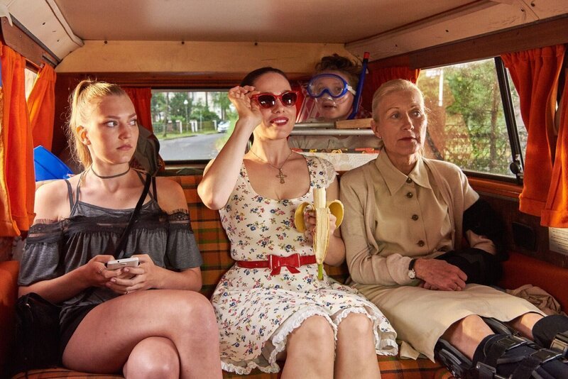 Es geht los in den Sommerurlaub: (v.l.) Leah (Charlotte Krause), Magda (Verena Altenberger), Luca (Luis Kain) und Waltraud (Hedi Kriegeskotte) haben in dem Klein-Bus genügend Platz für die Fahrt nach Polen. – Bild: RTL /​ Reiner Bajo