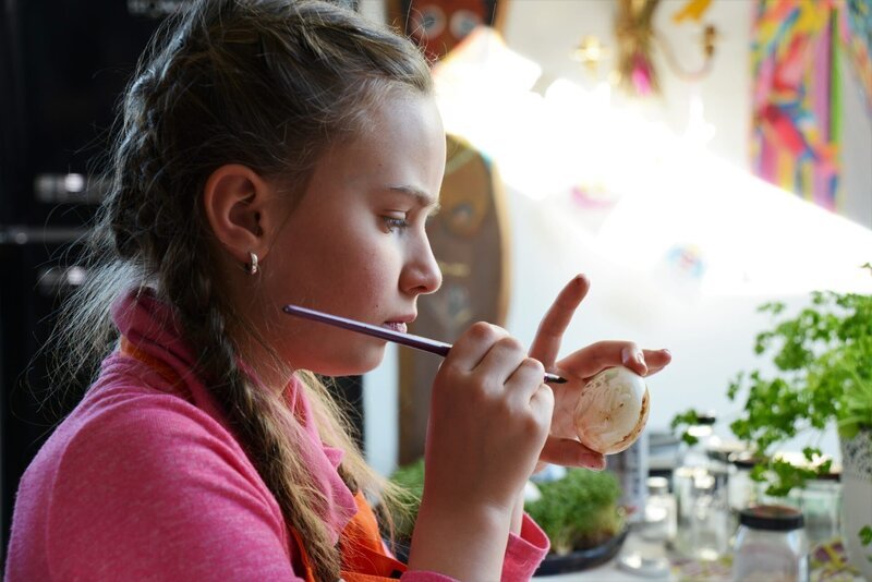 Farben der Natur: Die neunjährige Lea Gwosdz bemalt Ostereier mit selbstgemachten Farben aus Rinde, Moos und einem Tropfen Gummi Arabicum. – Bild: ZDF und Joanna Michna.