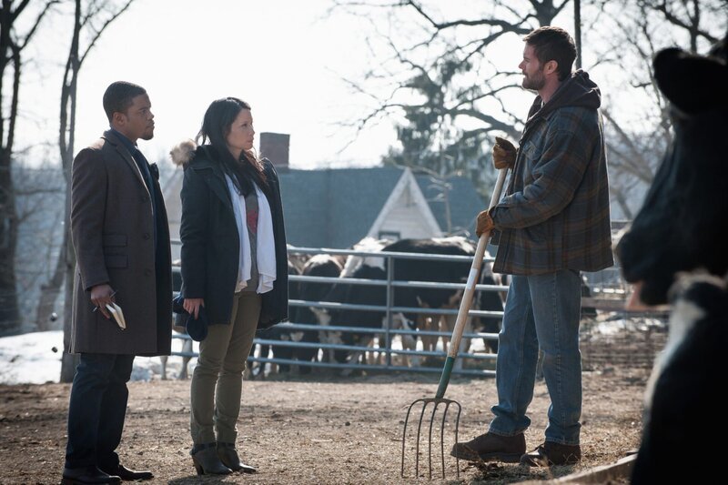 A pickpocket dies of anthrax poisoning, putting Holmes and Watson on the trail of the toxin source in order to prevent more deaths, on ELEMENTARY, Thursday, April 10 (10:01–11:00 PM, ET/​PT) on the CBS Television Network Pictured (L-R) Jon Michael Hill as Detective Marcus Bell, Lucy Liu as Joan Watson, and Garrett Dillahunt as Bart MacIntosh. – Bild: CBS Television Lizenzbild frei