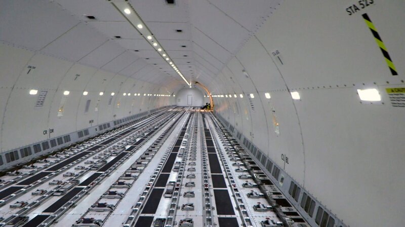 Frachtraum einer Boeing 777F. – Bild: HR