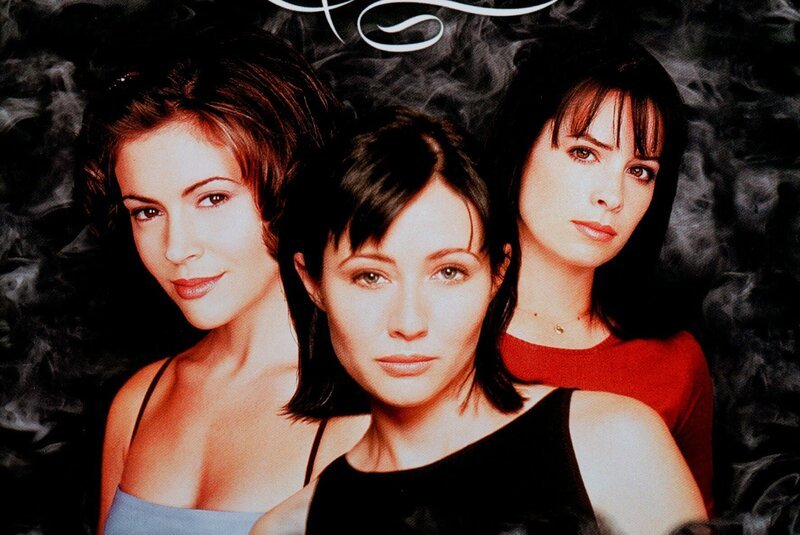 L-R: Phoebe (Alyssa Milano), Prue (Shannen Doherty), Piper (Holly Marie Combs) – Bild: ATV2