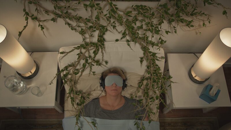 BALTIMORE, MD.- Kathy Conneally in bed with vines. (Photo credit: Asylum Entertainment) – Bild: Asylum Entertainment /​ Asylum Entertainment