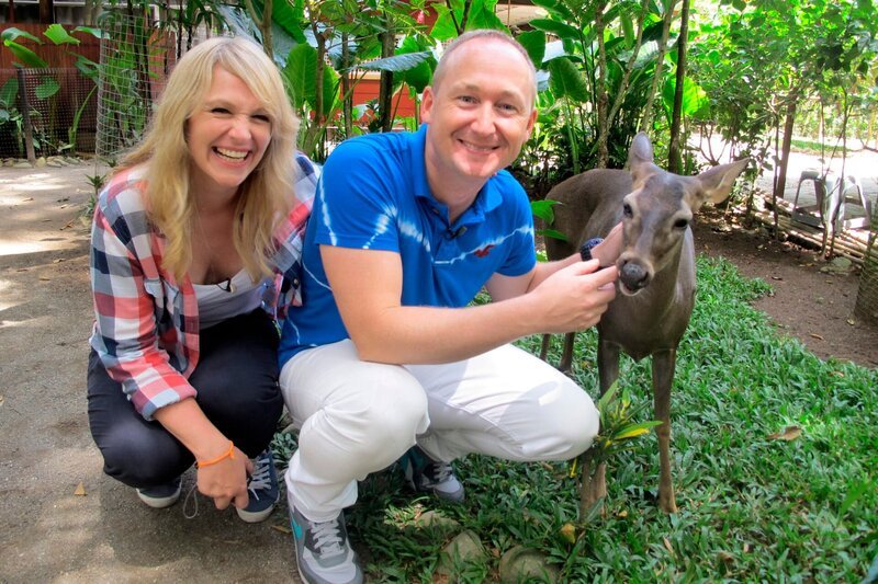 Reiseleiter Bernd und Entertainment-Managerin Cori besuchen eine Wildtier Auffangstation in Costa Rica. – Bild: BR/​Julia Jancso