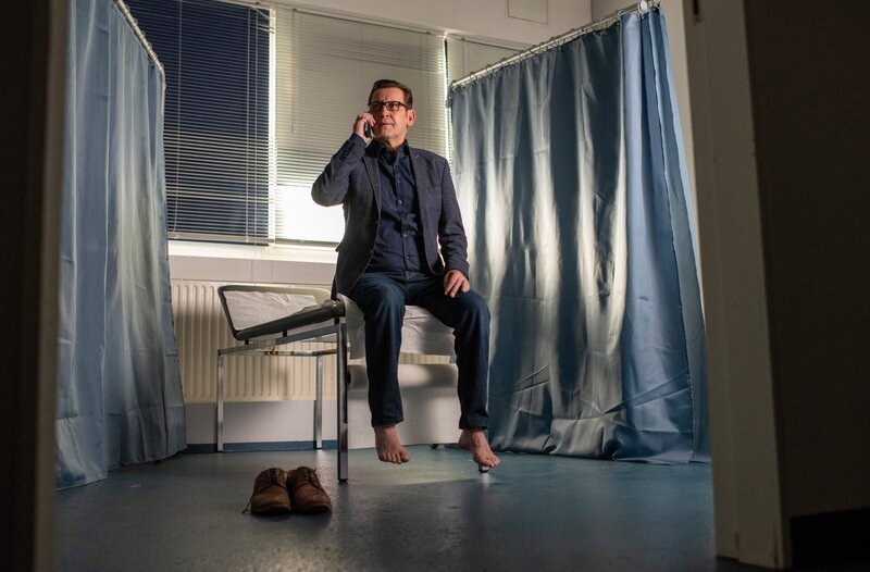 Lars (Ingo Naujoks) muss ins Krankenhaus, nachdem er sich sportlich beweisen wollte. – Bild: ARD/​Thorsten Jander