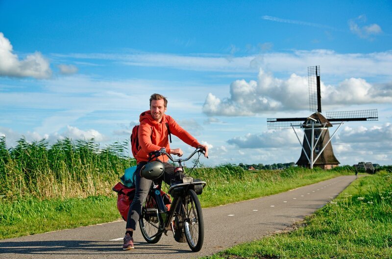 Mit einem „Solex“, einem typisch friesischen Moped, erkundet Daniel Aßmann das niederländische Friesland. – Bild: WDR/​Norman Born