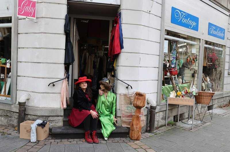 Gaby mit Lisbeth vor dem Laden in Diez an der Lahn – Bild: SWR/​Thomas Diehl