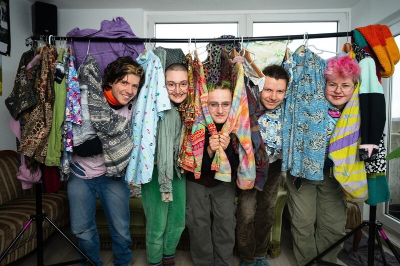 Von links: Toni (21), Rumi (24), Quinn (18), Juli (21) und Lasse (21) teilen sich auch die Kleidung. Der Vorteil für alle: Sie haben eine größere Auswahl an Klamotten. – Bild: ZDF und Felix Samuel Hoffmann.