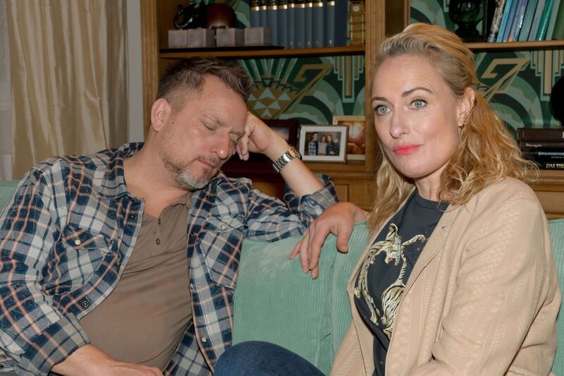Maren (Eva Mona Rodekirchen) kann nicht verstehen, dass Michael „Michi“ (Lars Pape) im ungünstigten Moment eingeschlafen ist. +++ – Bild: RTL /​ Rolf Baumgartner