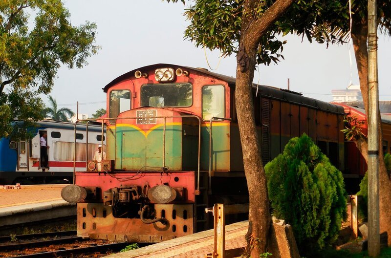 Diesellok 813: Das Streckennetz Sri Lankas umfasst etwa 1.500 Kilometer, und zwar in Breitspur. – Bild: BR/​SWR/​Alexander Schweitzer/​Alexander Schweitzer