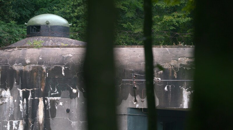 Die Bunker der Maginot-Linie liegen versteckt in der Landschaft. – Bild: SWR/Markus Winterbauer Die Bunker der Maginot-Linie liegen versteckt in der Landschaft. – Bild: SWR/Markus Winterbauer