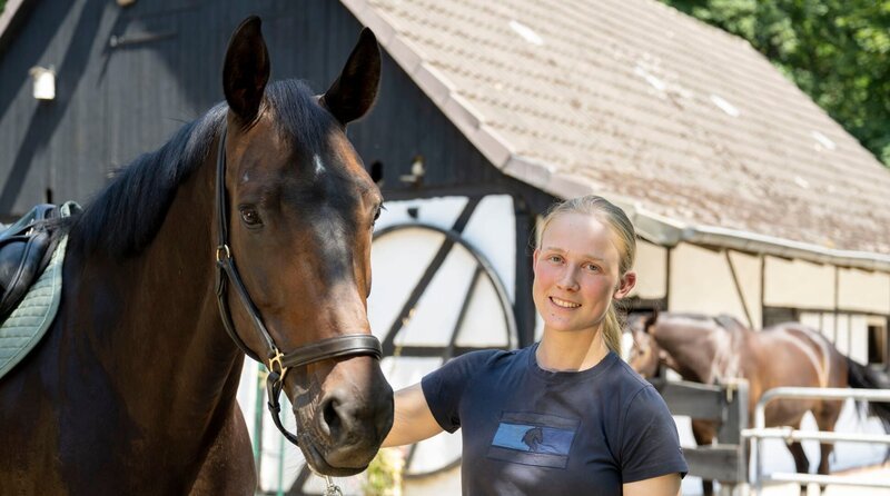 Gastgeberin Maria Schulte Spechtel (21 J.) ist eine leidenschaftliche Reiterin und ausgebildete Pferdewirtin. – Bild: WDR/​Melanie Grande