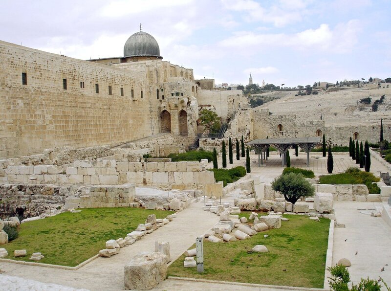 Herodes errichtete 20 v.Chr. einen prächtigen Tempel in Jerusalem, der den Namen Herodianischer Tempel erhält (Südwall /​Tempelberg in Jerusalem). – Bild: WDR/​Nina Koshofer