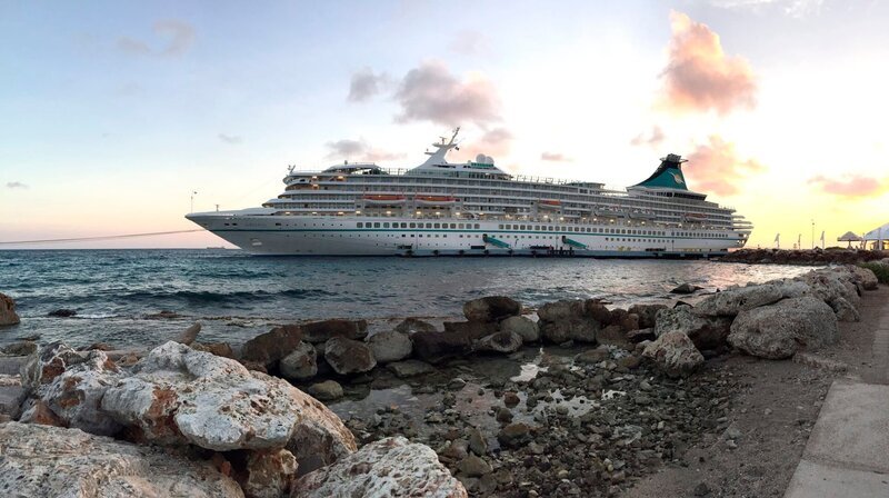 Das Kreuzfahrtschiff „Grand Lady“ vor Curacao in der Karibik. Weiteres Bildmaterial erhalten Sie unter www.br-foto.de. – Bild: BR/​Gerrit Mannes