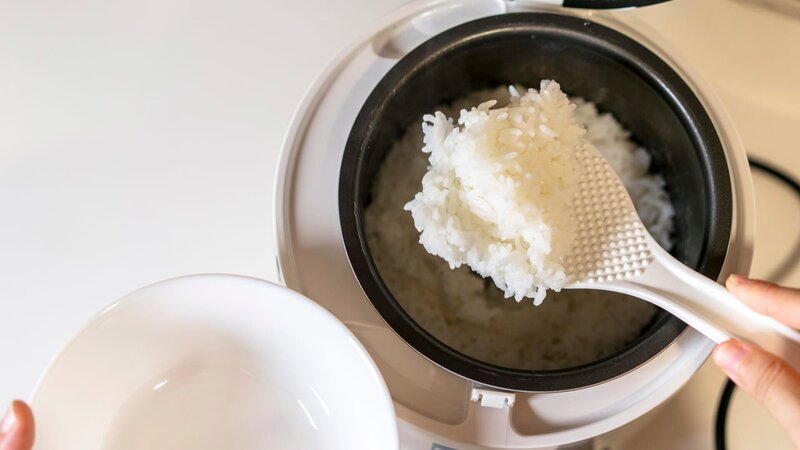 Spooning rice from electric cooker – Bild: yipengge /​ Getty Images/​iStockphoto /​ GettyImages-840388896_super /​ This content is subject to copyright.
