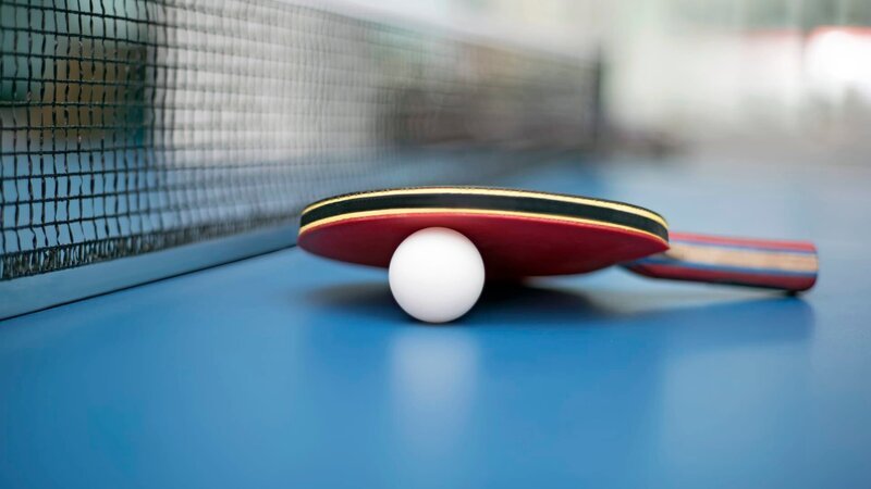 Table Tennis Ball and Bat – Bild: wsantina /​ Getty Images/​iStockphoto /​ iStockphoto /​ Discovery Communications.