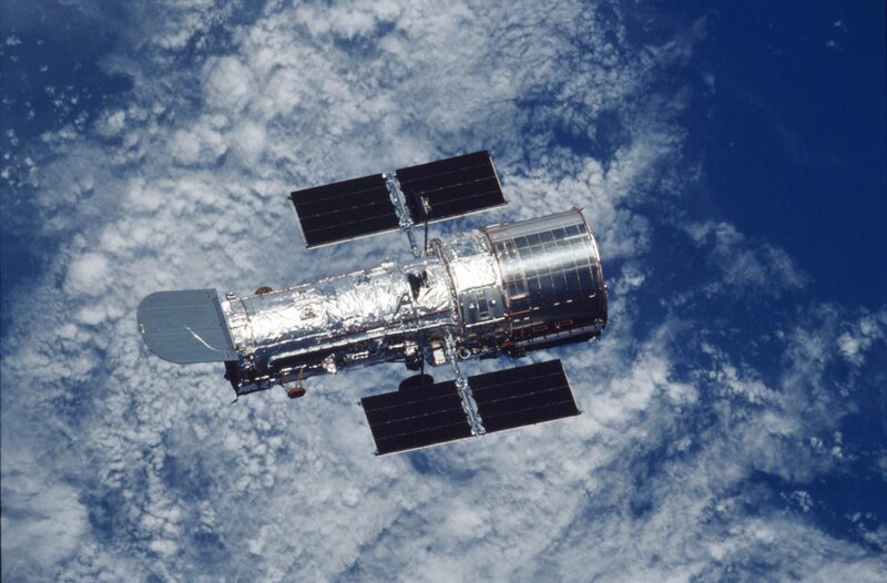 611 Kilometer über der Erde zieht Hubble seit 1990 seine Kreise und liefert der Wissenschaft unschätzbar wertvolle Informationen über das Universum. – Bild: DF1