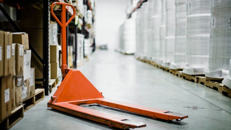 Pallet Jack in Warehouse – Bild: Fuse /​ Getty Images /​ GettyImages-83065819_super copy /​ This content is subject to copyright.