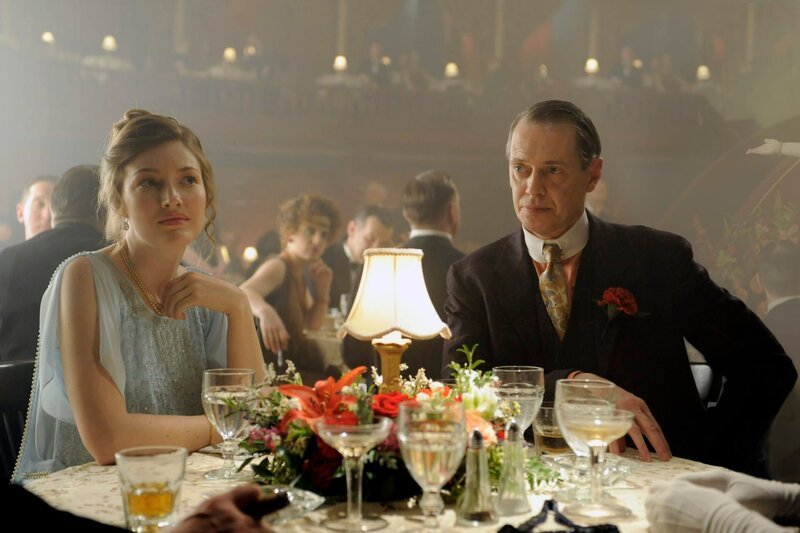 Steve Buscemi, Kelly Macdonald – Bild: SKY /​ © 2012 Home Box Office, Inc. All rights reserved. HBO® and all related programs are the property of Home Box Office, Inc.